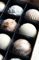 Champagne Forest, błyszczące świąteczne bombki