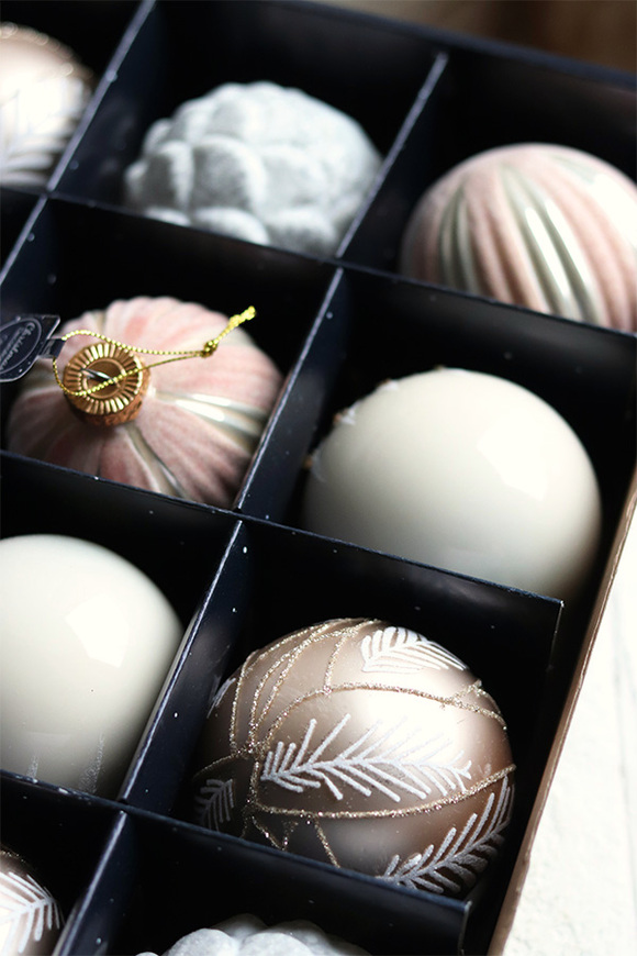 Champagne Forest, błyszczące świąteczne bombki