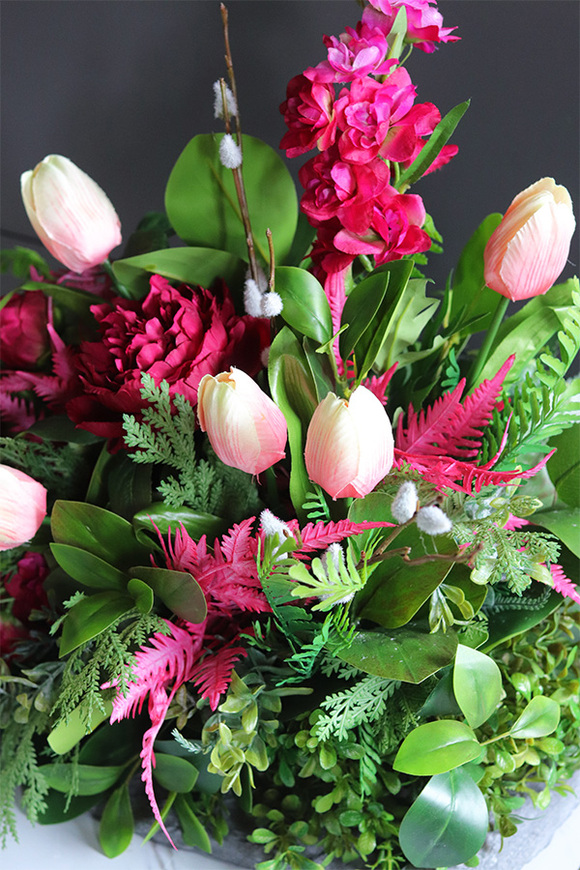 Filomeni Volcan, kompozycja nagrobna na ciężkiej tacy