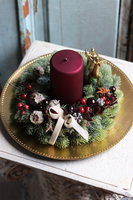 elegancki świąteczny stroik, Bordoti, na złotym talerzu, śr.35cm