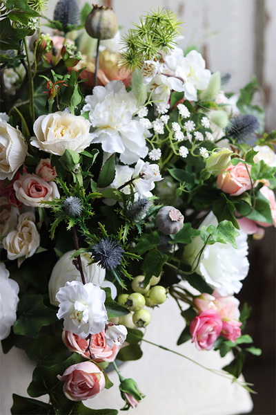 Baronessa 2, bogata kompozycja kwiatowa w złotym, patynowanym pucharze, wys.60cm 