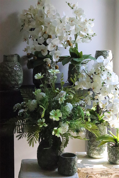 Nedila Izabella, kompozycja kwiatowa w naczyniu