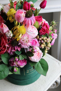 Cedila Green Velvet 2, wiosenny flowerbox z tulipanami, wys.51cm 