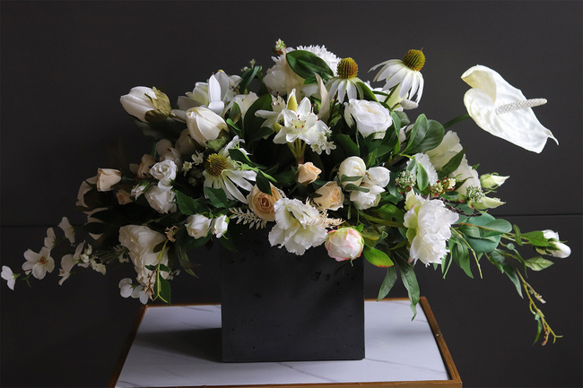 Torrino Romanea, biała kompozycja kwiatowa