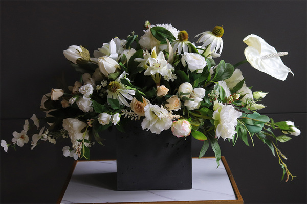 Torrino Romanea, biała kompozycja kwiatowa