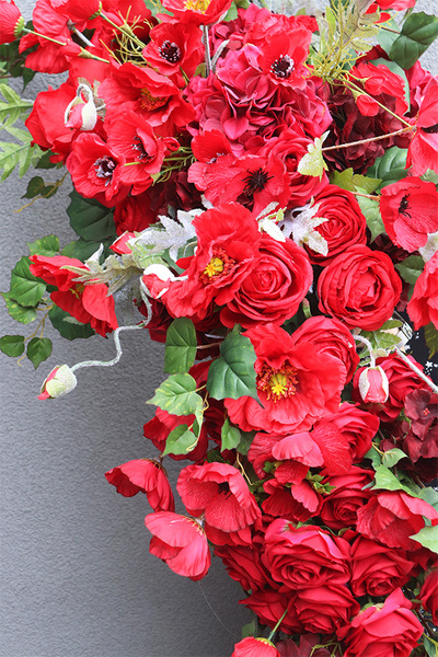 Czerwone Dni, girlanda nagrobna z różami