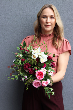 Rozalia, kompozycja kwiatowa w pucharze, wys.36cm