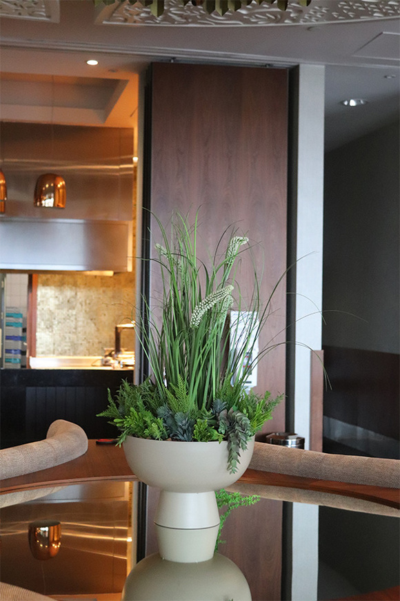 Verde Hotels, kompozycja z trawami kwitnącymi w beżowym pucharze