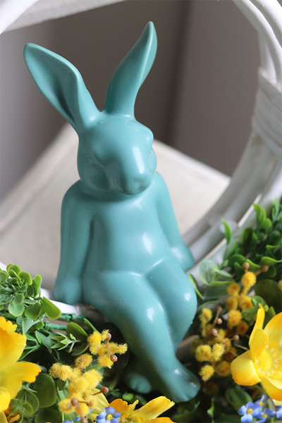 Gredia Blue, wielkanocny wianek na drzwi z zającem