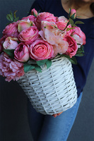 Romantyczna róża, kosz z różowymi kwiatami