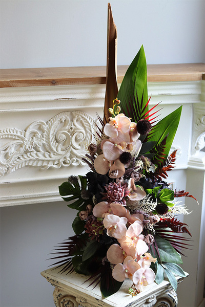 Mortario Orchids, kompozycja nagrobna w metalowym naczyniu