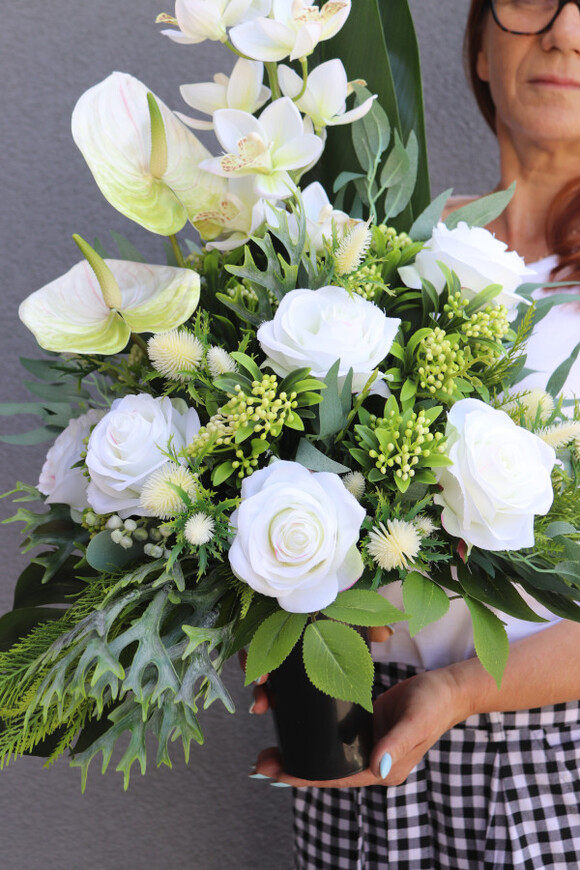 White Fluena 2, bukiet nagrobny we wkładzie