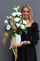 Amelia Eustoma White, kompozycja kwiatowa w wazonie	