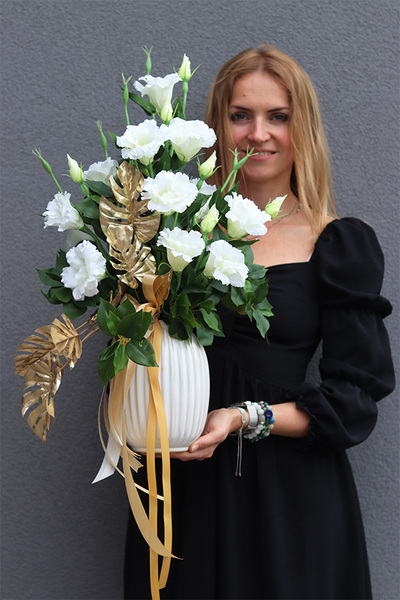 Amelia Eustoma White, kompozycja kwiatowa w wazonie	