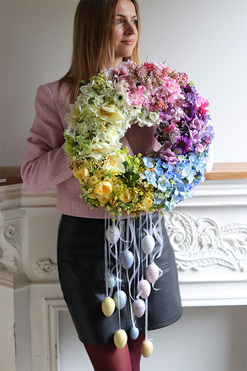 Tęczowa Wielkanoc, wiosenny wianek na drzwi z zawieszkami, śr.45cm