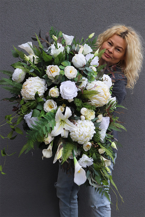 White Kristela, wiązanka nagrobna z białymi kwiatami
