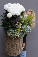 White Rose Bahama, kompozycja z kwiatami w koszu