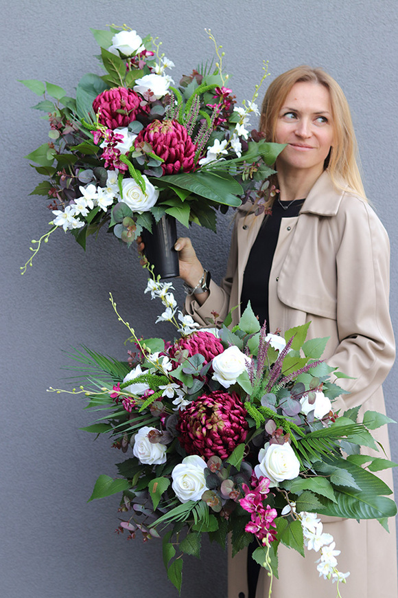 Ruberia Maxi 2, bordowa wiązanka nagrobna na desce