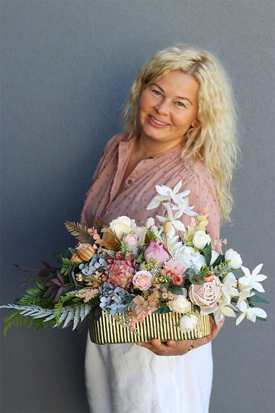 Początek Jesieni Row, kompozycja kwiatowa w złotej donicy