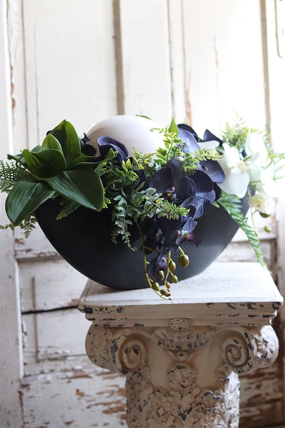 Laos Dekoriano, kompozycja kwiatowa w podłużnym naczyniu - łódce, dł.85cm 