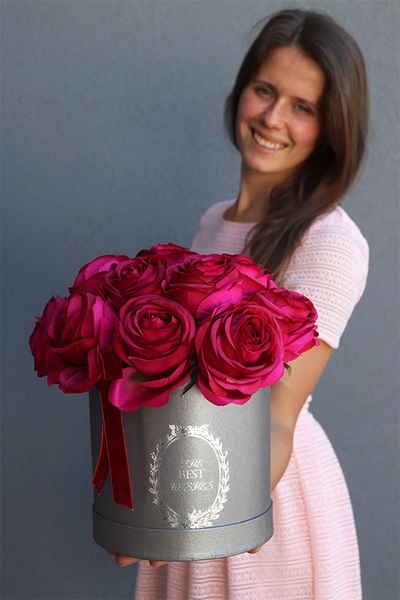 elegancki flowerbox z amarantowymi różami, Rosalisa, wys.30cm