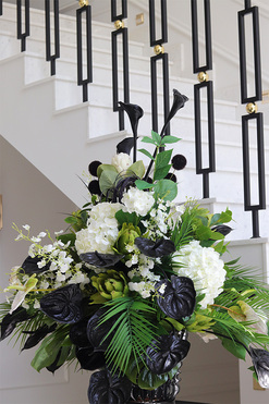 Black&White Opera Saute, kompozycja kwiatowa w naczyniu klienta, wym. 