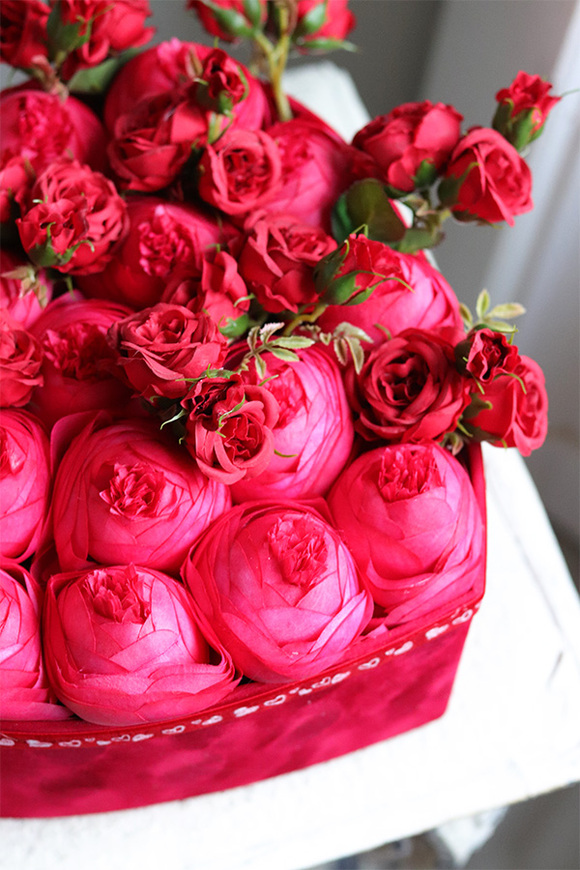 czerwony flowerbox z różami na walentynki, Serce Welurowe