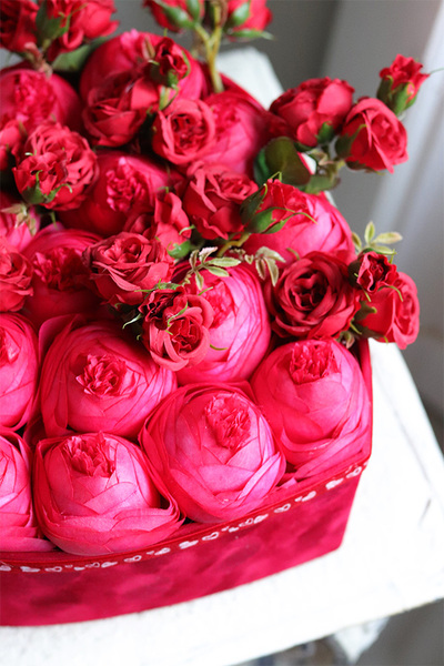czerwony flowerbox z różami na walentynki, Serce Welurowe