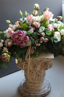 Noemi Longia, kompozycja kwiatowa na długi stół, wym.42x120cm