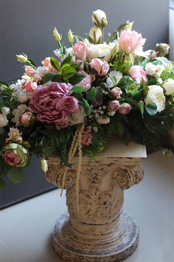 Noemi Longia, kompozycja kwiatowa na długi stół