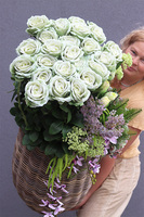 Green Rose Bahama, kompozycja z kwiatami w koszu