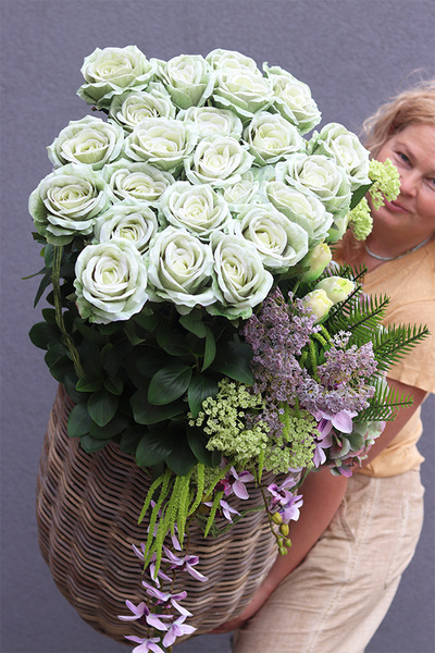 Green Rose Bahama, kompozycja z kwiatami w koszu