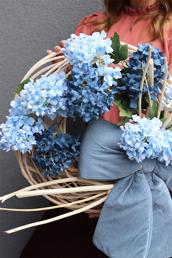 Niebieska Kokarda, wianek na drzwi z hortensjami