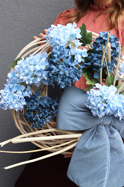 Niebieska Kokarda, wianek na drzwi z hortensjami