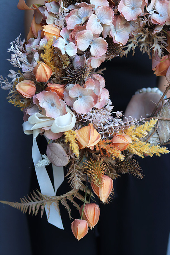 Beżowa Mgła, asymetryczny wianek z miechunką, śr.38cm