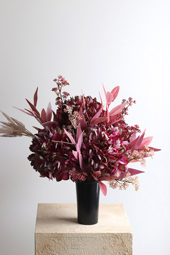 OD RĘKI Hortense Burgundi, bukiet nagrobny we wkładzie, wys.48cm