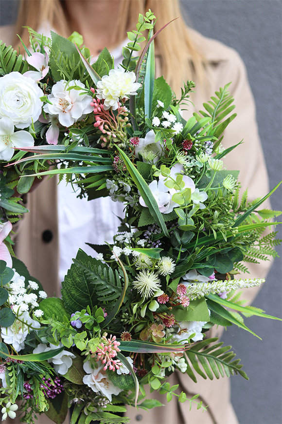 Murcia, biały wianek na drzwi