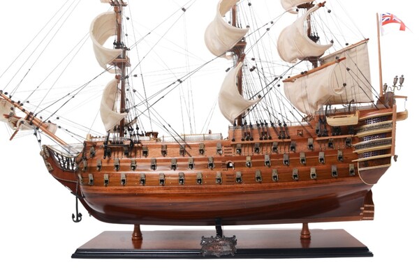 HMS Victory, ekskluzywny model żaglowca z rozwiniętymi żaglami