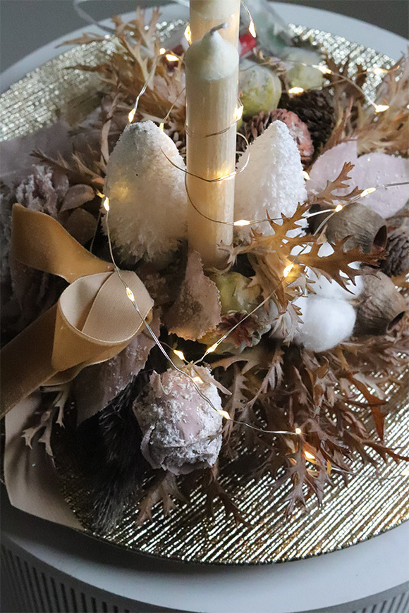 Beige Classic, stroik ze świecami na talerzu