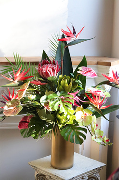 Schiele Premium Red 2, strelicja kompozycja w złotej donicy, wys.84cm