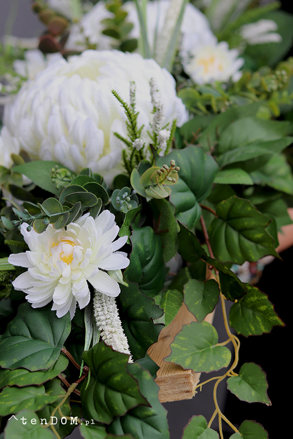 Dacja White, girlanda nagrobna na desce