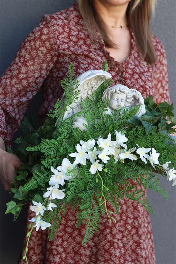 Śpiący Anioł Volcan, dekoracja nagrobna na plastrze drewna