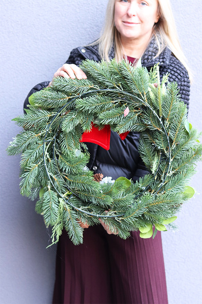 Red Velvety, bożonarodzeniowy wianek z kokardą