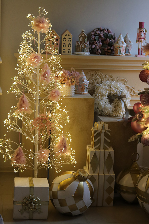 Pudrova Panna, różowa zawieszka świąteczna kwiat z piór