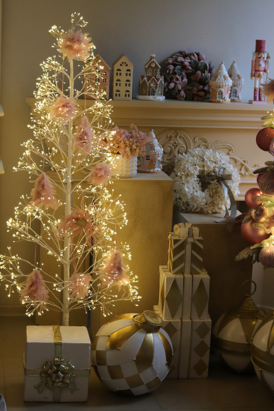 Pudrova Panna, różowa zawieszka świąteczna kwiat z piór