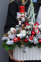 Efektowny, stroik świąteczny z dziadkiem