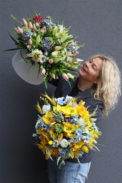 Wiosna, flowerbox z tulipanami i hiacyntami