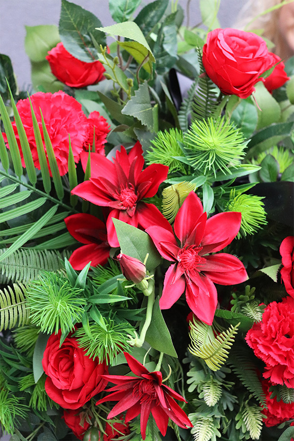 Red Violla, wiązanka nagrobna z czerwonymi kwiatami