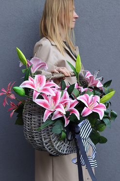 Lilly Basket, bukiet lilii nagrobny w koszu, wym.56x60x40cm