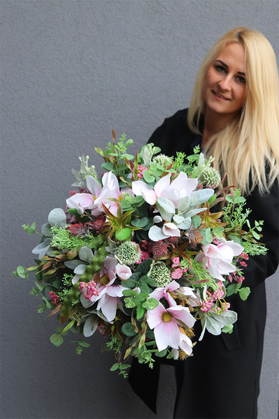 Adelita Olive, efektowna kompozycja kwiatowa w wazonie, wym. 45x45cm